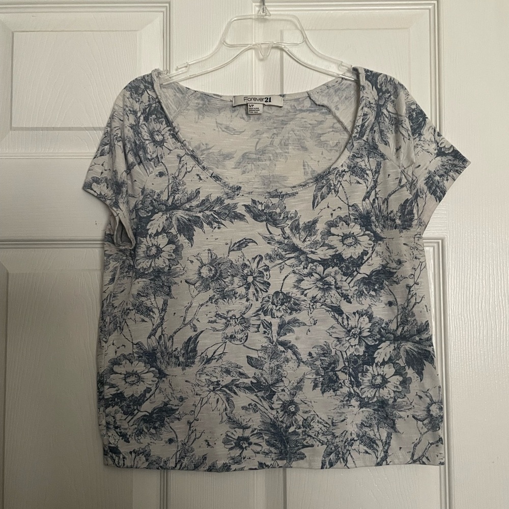 Forever 21 Blue and Cream Floral Short Sleeve Crop Top